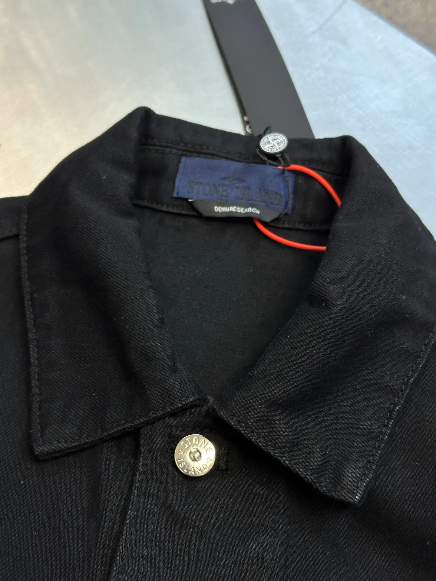 P520 Stonelsland Stone Island emblem denim jacket is made of custom-made high-density twill denim fabric. The front chest pocket is cut into the front panel in a golden ratio. The iconic Stonelsland emblem is embellished on the sleeves, like a unique medal, highlighting the brand's imprint. The whole piece of clothing is washed with medium filial piety, using a special solution to remove stains and slight fading, and then snowflake washed, using a strong washing method to fade the color to make it more uniform. The whole piece of clothing is stitched together using an embedded clamping machine. By changing the needle position, the embedded clamping machine can control the distance between the two needles to achieve seamless, smooth and tidy splicing. Size: s m l xl